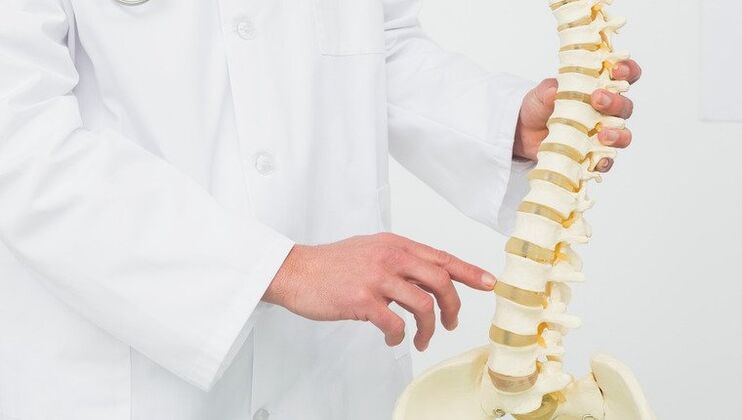 liječnik pokazuje proces razvoja osteohondroze